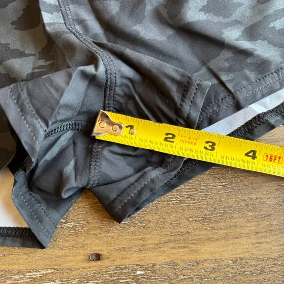 Vuori Women's Running Shorts Size XL Clementine 2.5&quot; Gray Camo Walking Workout